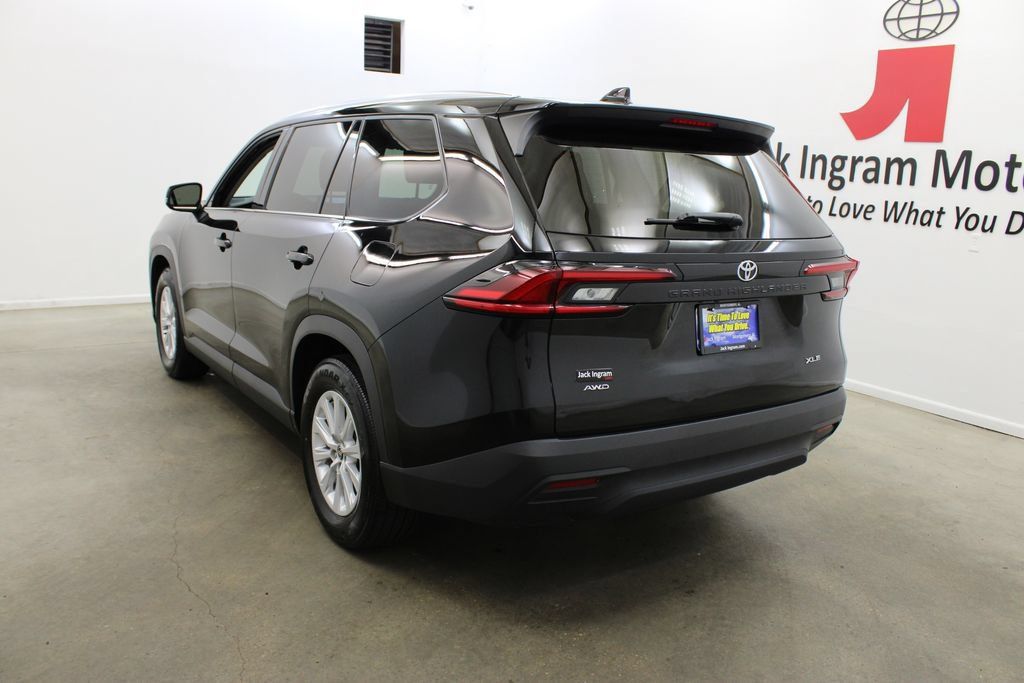 Used 2025 Toyota Grand Highlander AWD image 3