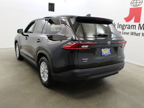 Used 2025 Toyota Grand Highlander AWD image 3