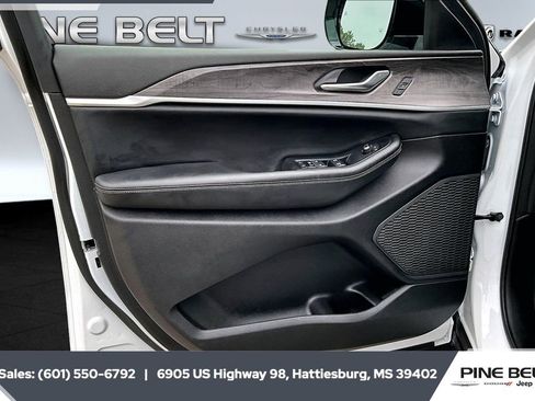 Used 2024 Jeep Grand Cherokee L Limited image 17