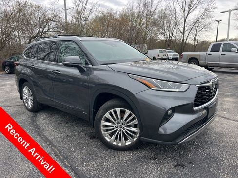 Used 2025 Toyota Highlander Platinum image 1