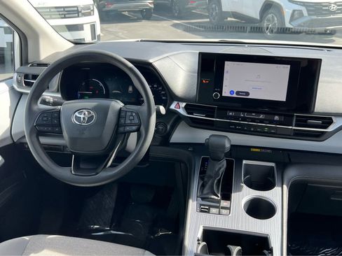 Used 2025 Toyota Sienna LE image 23