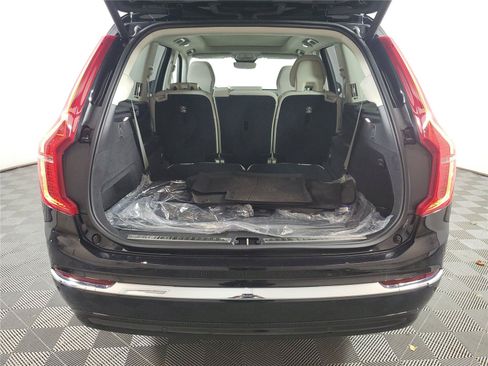 Certified 2025 Volvo XC90 B5 Plus w/ Protection Package AWD/4WD image 8
