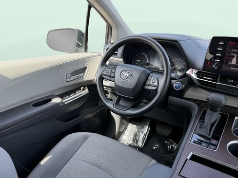 Used 2024 Toyota Sienna LE image 59
