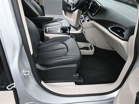 Used 2024 Chrysler Pacifica Touring-L image 12