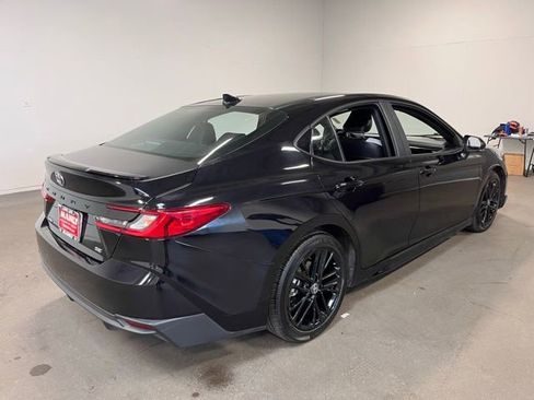 Used 2025 Toyota Camry SE image 3