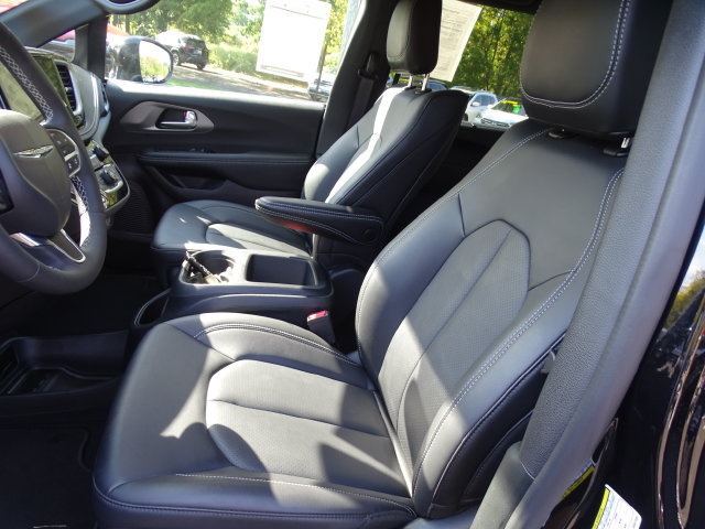 Certified 2025 Chrysler Pacifica Select w/ Uconnect Theater Family Group AWD/4WD image 2