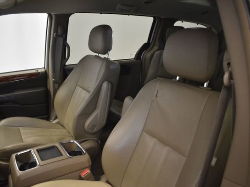 Used 2015 Chrysler Town & Country Touring w/ Driver Convenience Group image 29