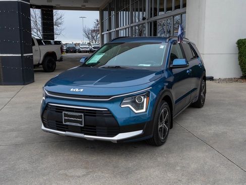 Certified 2025 Kia Niro EX image 3