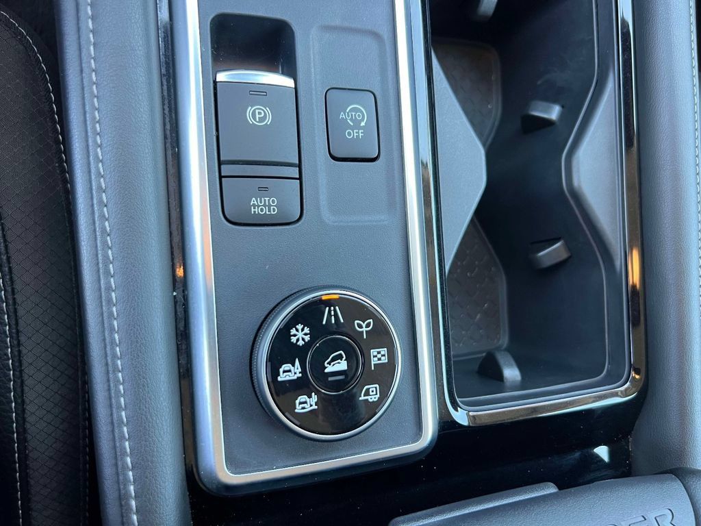 Used 2023 Nissan Pathfinder SL AWD/4WD image 32