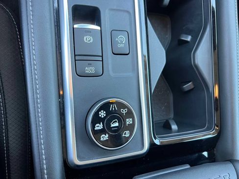 Used 2023 Nissan Pathfinder SL AWD/4WD image 32