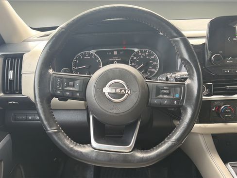 Used 2023 Nissan Pathfinder SL AWD/4WD image 9
