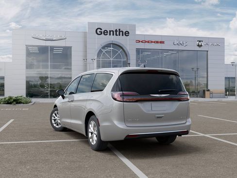 New 2026 Chrysler Pacifica Limited FWD image 3
