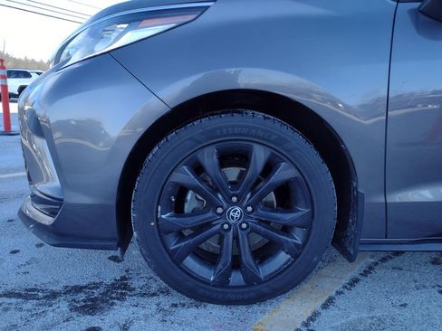 Used 2022 Toyota Sienna XSE image 2