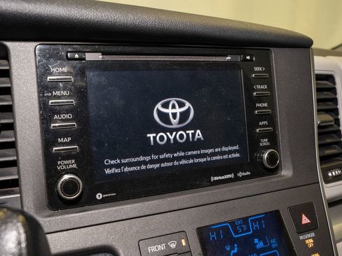 Used 2020 Toyota Sienna LE image 12