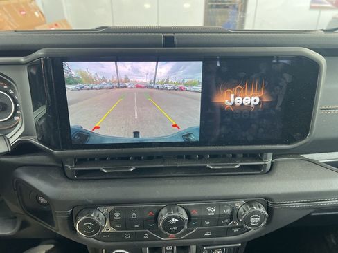 Used 2025 Jeep Gladiator Sport image 10