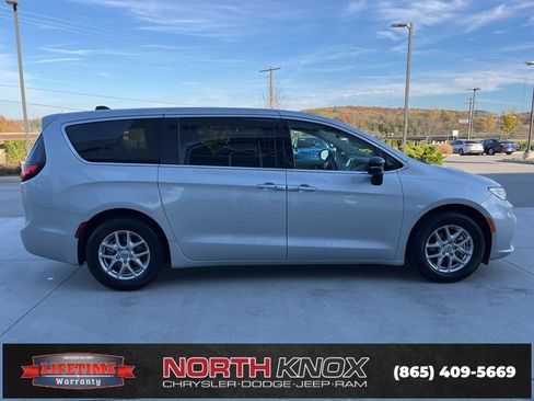 Used 2024 Chrysler Pacifica Touring-L image 23