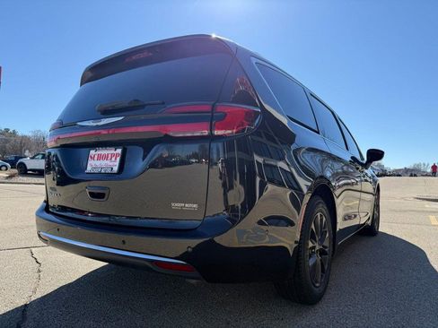 Used 2022 Chrysler Pacifica Touring-L w/ Uconnect Theater Family Group image 7