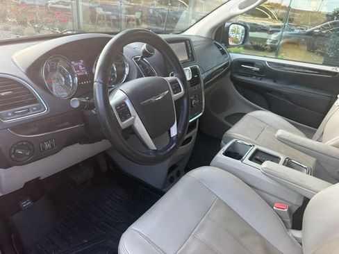 Used 2013 Chrysler Town & Country Touring-L w/ Driver Convenience Group FWD image 3