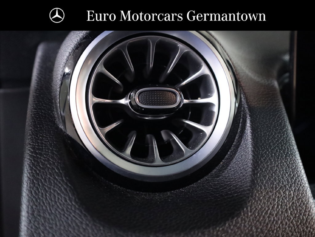 Used 2024 Mercedes-Benz EQB 300 4MATIC image 11