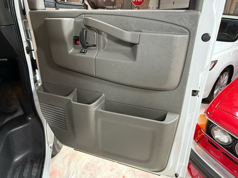 Used 2017 Chevrolet Express 2500 RWD image 22