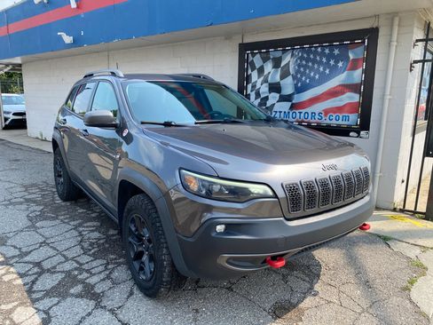 Used 2019 Jeep Cherokee Trailhawk w/ Cold Weather Group AWD/4WD image 1