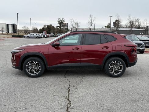 Used 2025 Chevrolet Trax LT w/ LT Convenience Package image 4