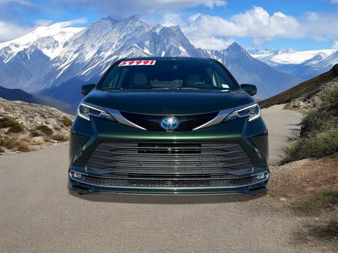 Used 2025 Toyota Sienna Platinum image 8