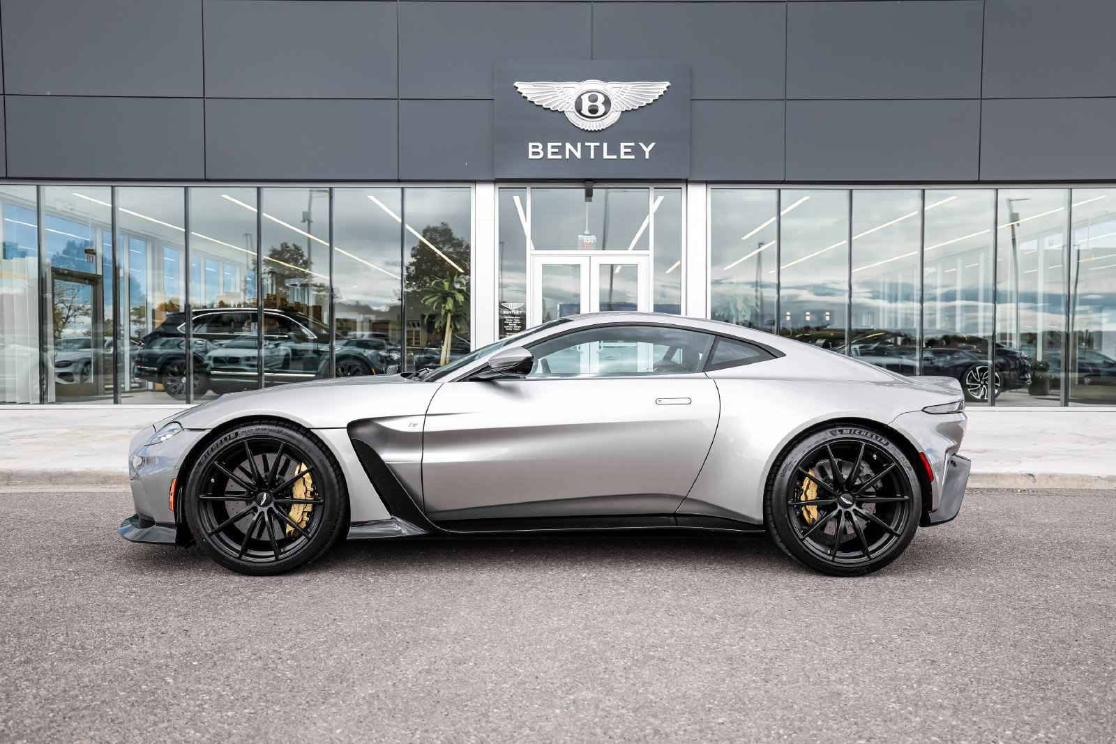 Used 2023 Aston Martin V12 Vantage RWD image 5