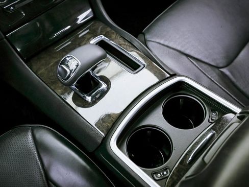 Used 2014 Chrysler 300 C image 8