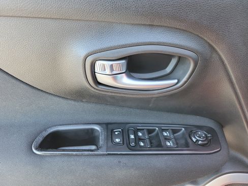 Used 2019 Jeep Renegade Sport image 7