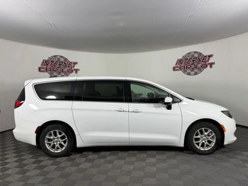 Used 2022 Chrysler Voyager LX FWD image 8