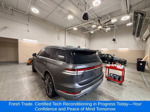 Used 2020 Lincoln Aviator Reserve w/ Equipment Group 202A image 3