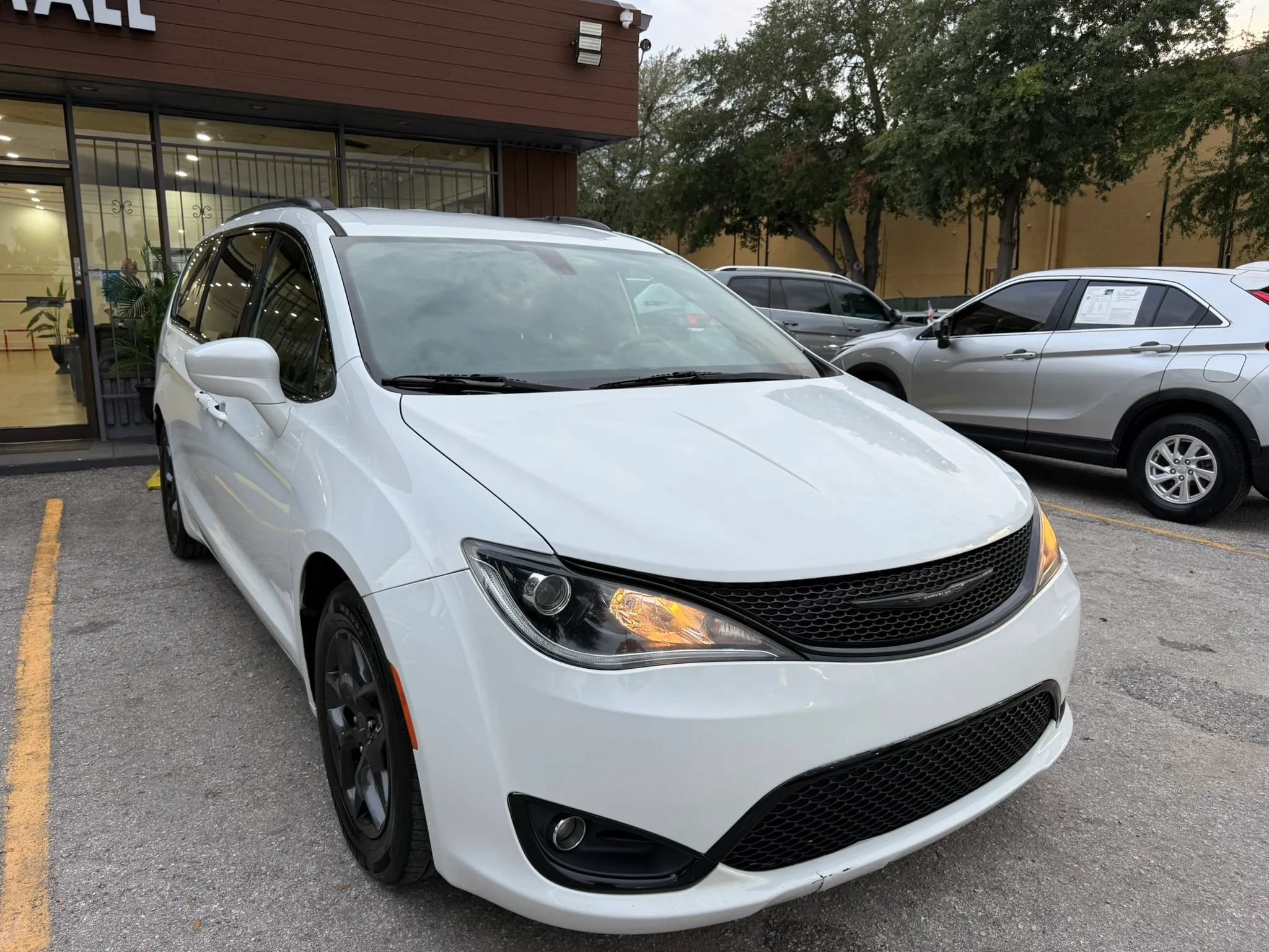 Used 2018 Chrysler Pacifica Touring-L Plus FWD image 3