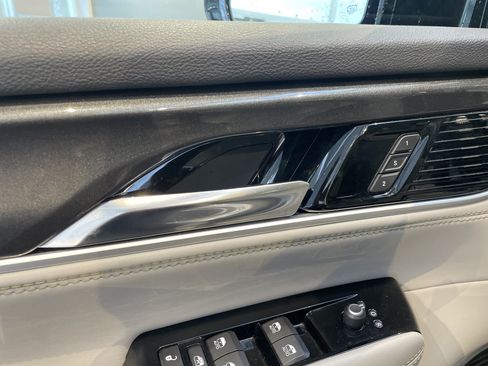 Used 2022 Jeep Wagoneer Series I w/ Premium Group I AWD/4WD image 15