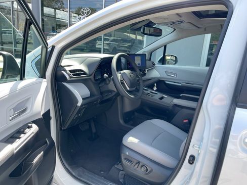 Used 2026 Toyota Sienna XLE FWD image 11