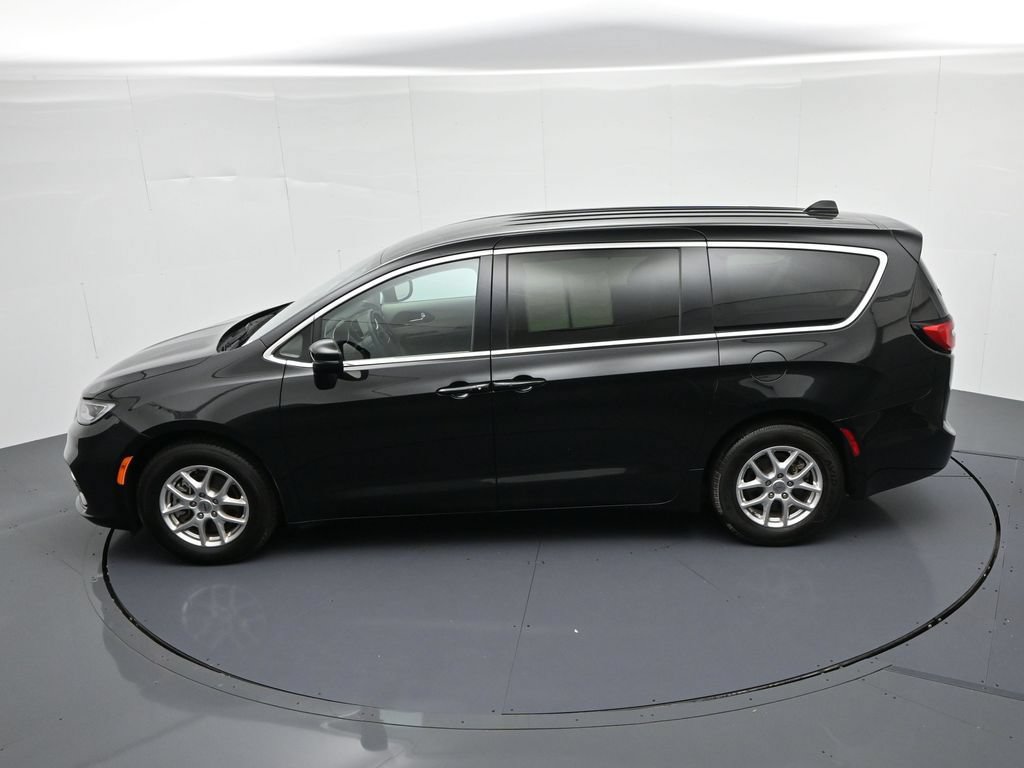Used 2023 Chrysler Pacifica Touring-L FWD image 29