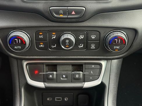 Used 2022 GMC Terrain SLE w/ Driver Convenience Package image 10