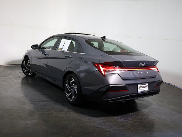 Used 2025 Hyundai Elantra SEL FWD image 2