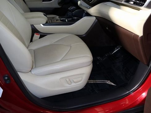 Used 2020 Toyota Highlander XLE image 36