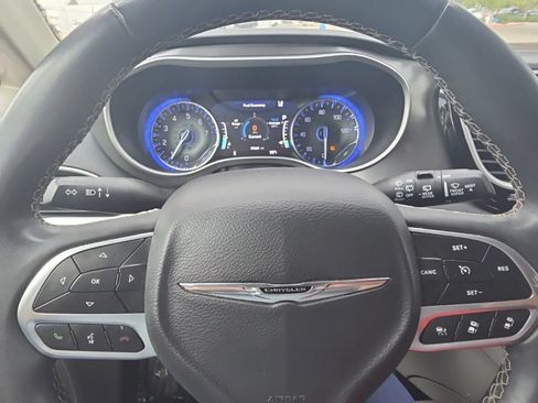 Used 2023 Chrysler Pacifica Touring-L FWD image 16