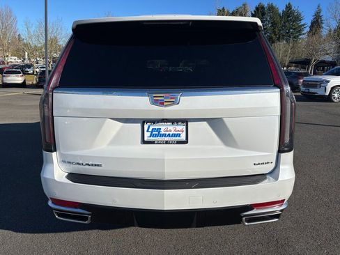Used 2024 Cadillac Escalade ESV Luxury image 6