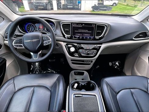 Used 2023 Chrysler Pacifica Touring-L FWD image 9