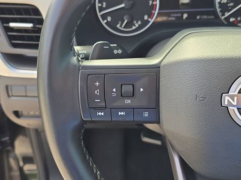Used 2025 Nissan Rogue SV FWD image 30