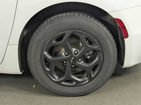 Used 2024 Chrysler Pacifica Limited FWD image 11