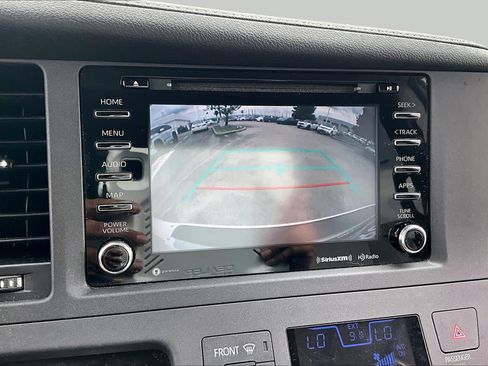 Used 2020 Toyota Sienna XLE Premium FWD image 25