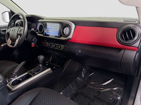 Used 2020 Toyota Tacoma SR5 RWD image 29