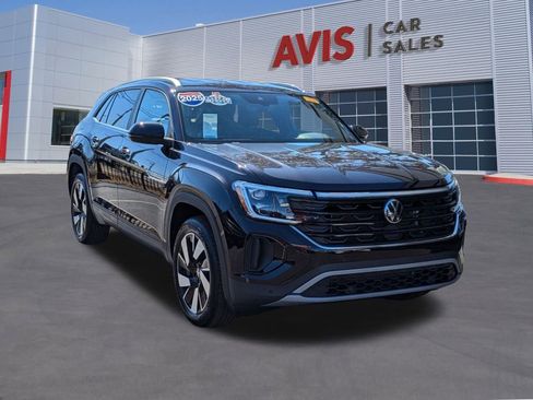 Used 2025 Volkswagen Atlas Cross Sport SE image 3