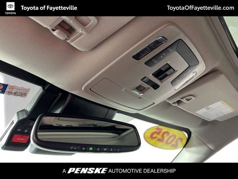 Used 2025 Toyota Sienna LE w/ LE Plus Package image 31