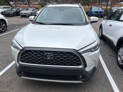 Used 2022 Toyota Corolla Cross XLE w/ Convenience Package image 9