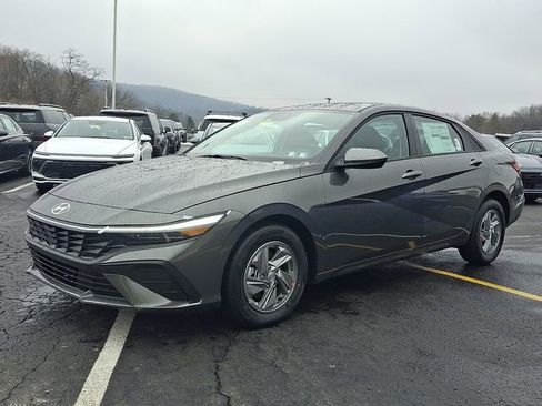 New 2026 Hyundai Elantra SE image 2